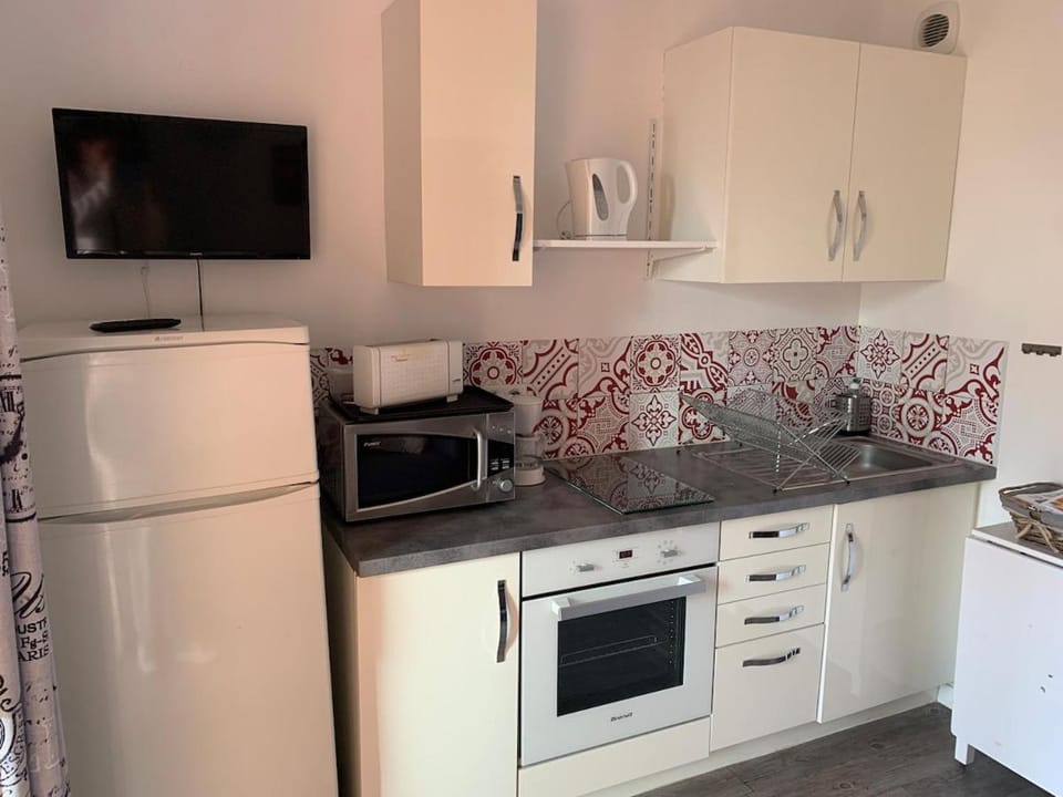 Studio climatisé centre-ville de La Londe-les-Maures Apartment in La Londe-les-Maures