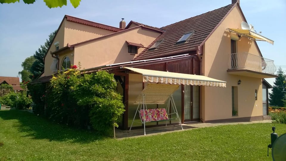 Dávid Apartmanház Apartment in Hungary