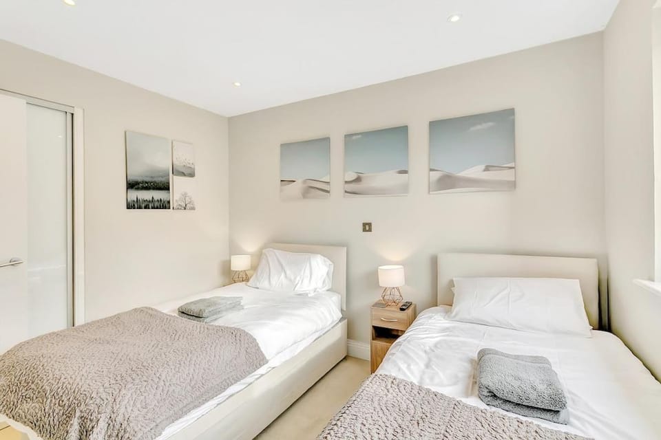 2BR Flat Prime location Free parking long stays Apartment in Camberley