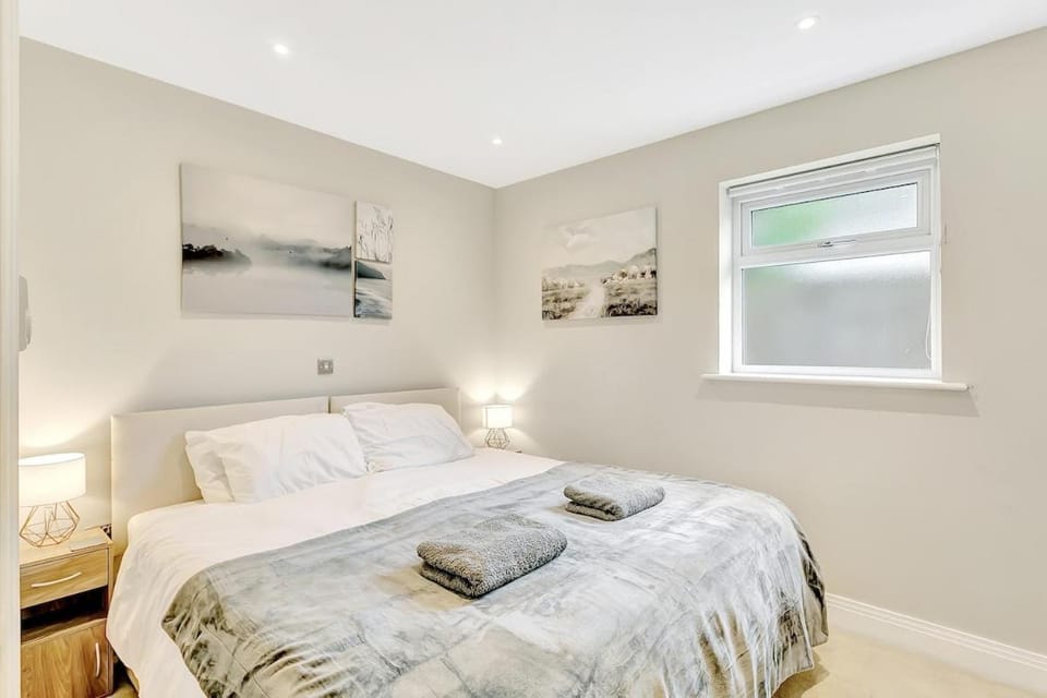 2BR Flat Prime location Free parking long stays Apartment in Camberley