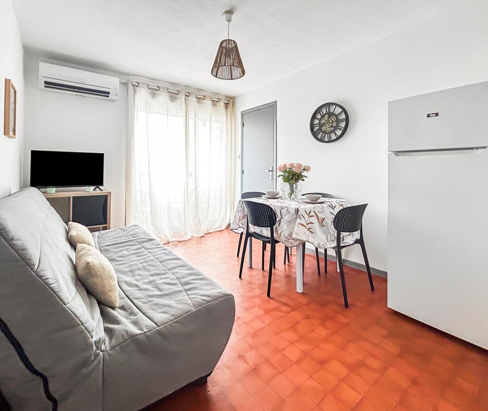 Communal lounge/ TV room, Bed, TV and multimedia, Living room, Seating area, Dining area, air conditioner