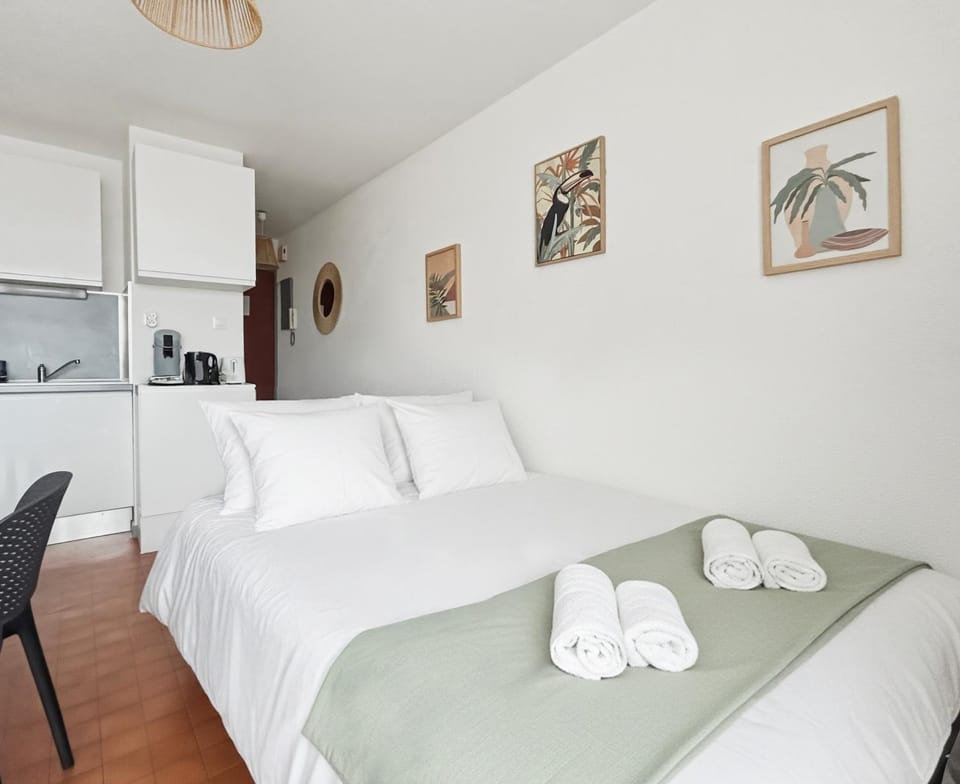 Bed, Photo of the whole room, Bedroom, towels