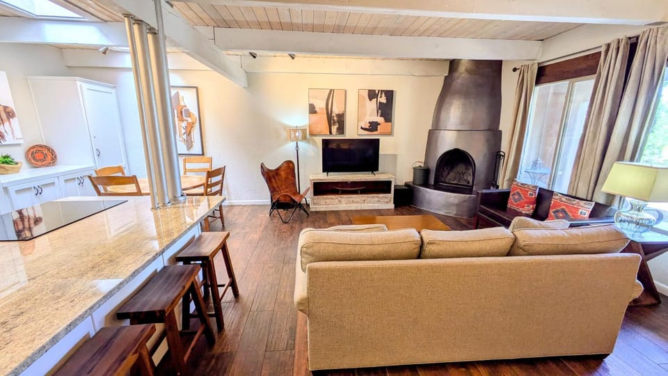 TV and multimedia, Living room, Seating area, fireplace
