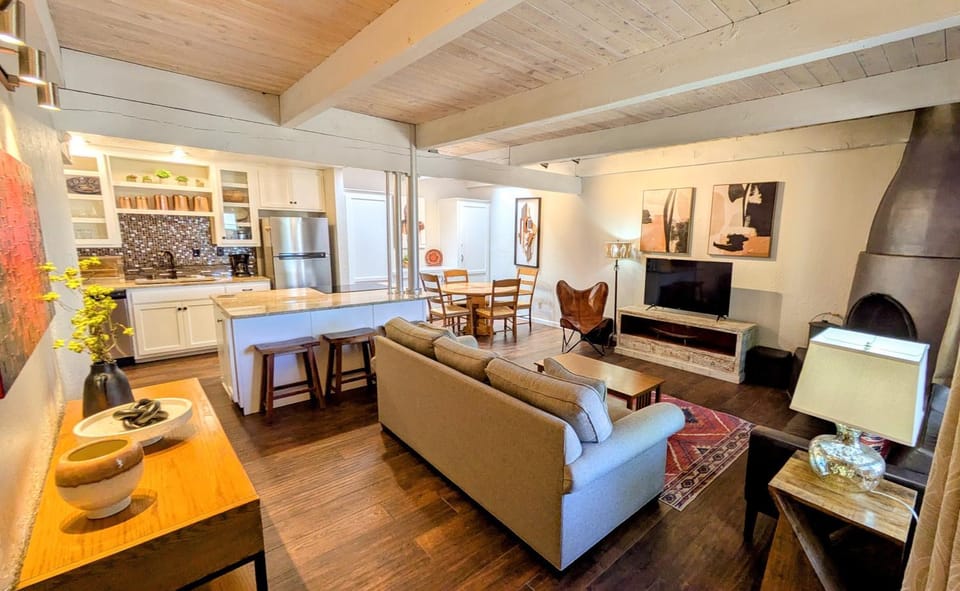 TV and multimedia, Kitchen or kitchenette, Living room, Seating area, Dining area, Evening entertainment, fireplace
