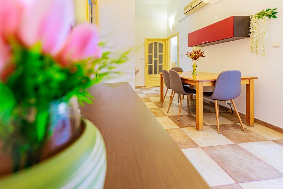 Living room, Decorative detail, Dining area, air conditioner