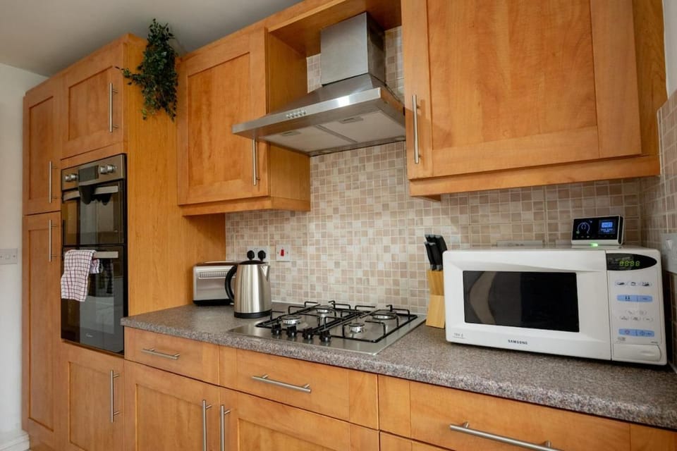 5 BR House With Driveway Parking for 2 & OffStreet Apartment in Norwich