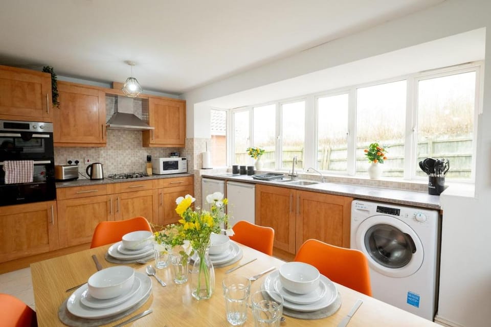 5 BR House With Driveway Parking for 2 & OffStreet Apartment in Norwich