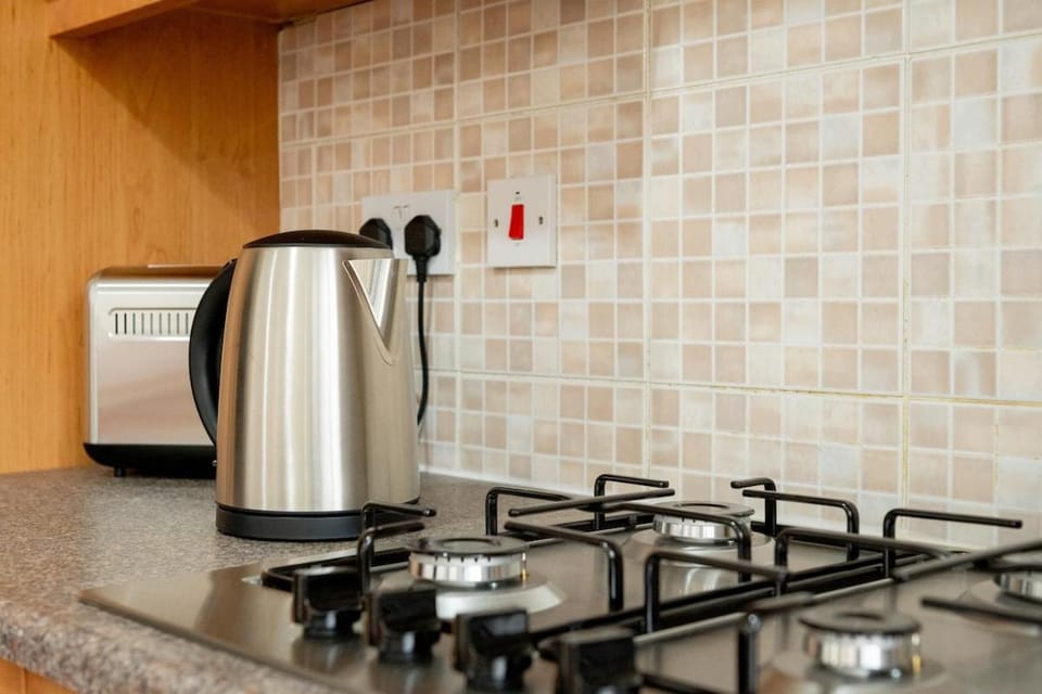 5 BR House With Driveway Parking for 2 & OffStreet Apartment in Norwich