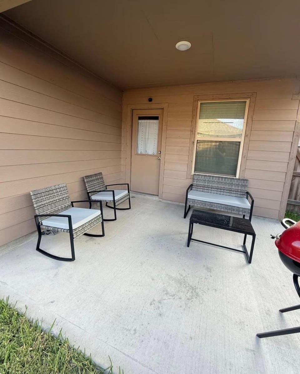 Spacious Coastal Retreat for 6 Guests with Free WiFi House in North Padre Island