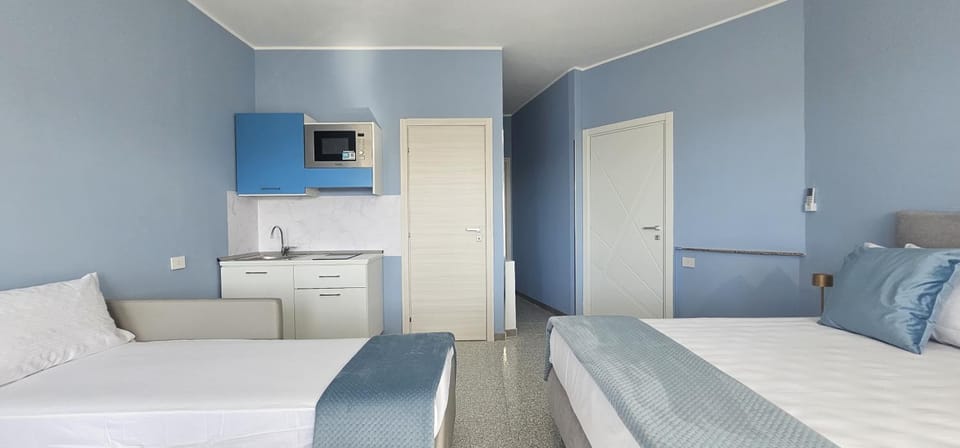 Bed, TV and multimedia, Kitchen or kitchenette, Photo of the whole room, Bedroom, air conditioner