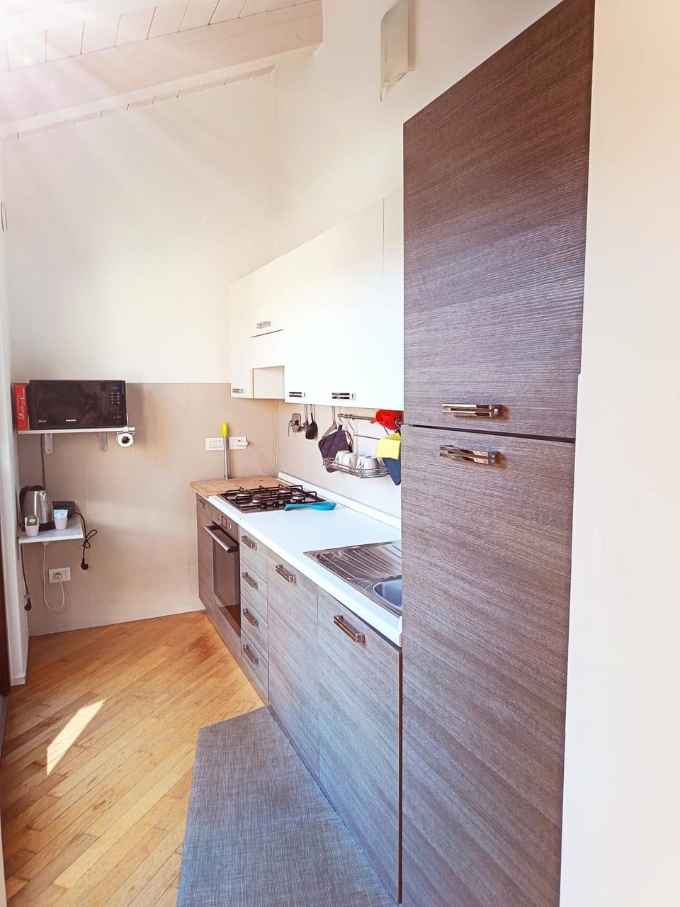 Kitchen or kitchenette, dishwasher, microwave, stove