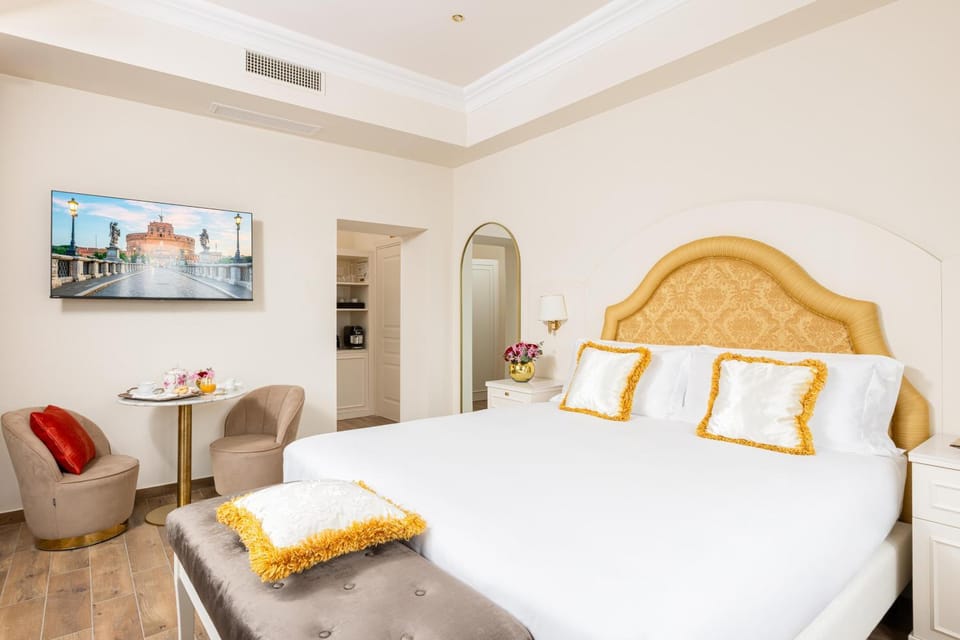 Bed, TV and multimedia, Photo of the whole room, Bedroom
