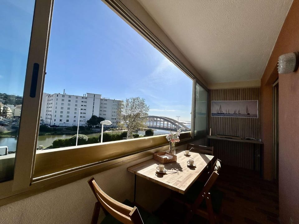 SM023 Terrasse du soleil SAINTE MAXIME Centre-ville T2 vue mer proche de la plage Apartment in Sainte-Maxime