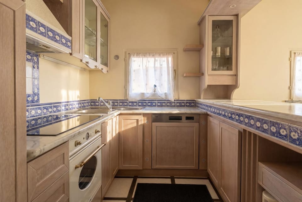 Kitchen or kitchenette, dishwasher, stove