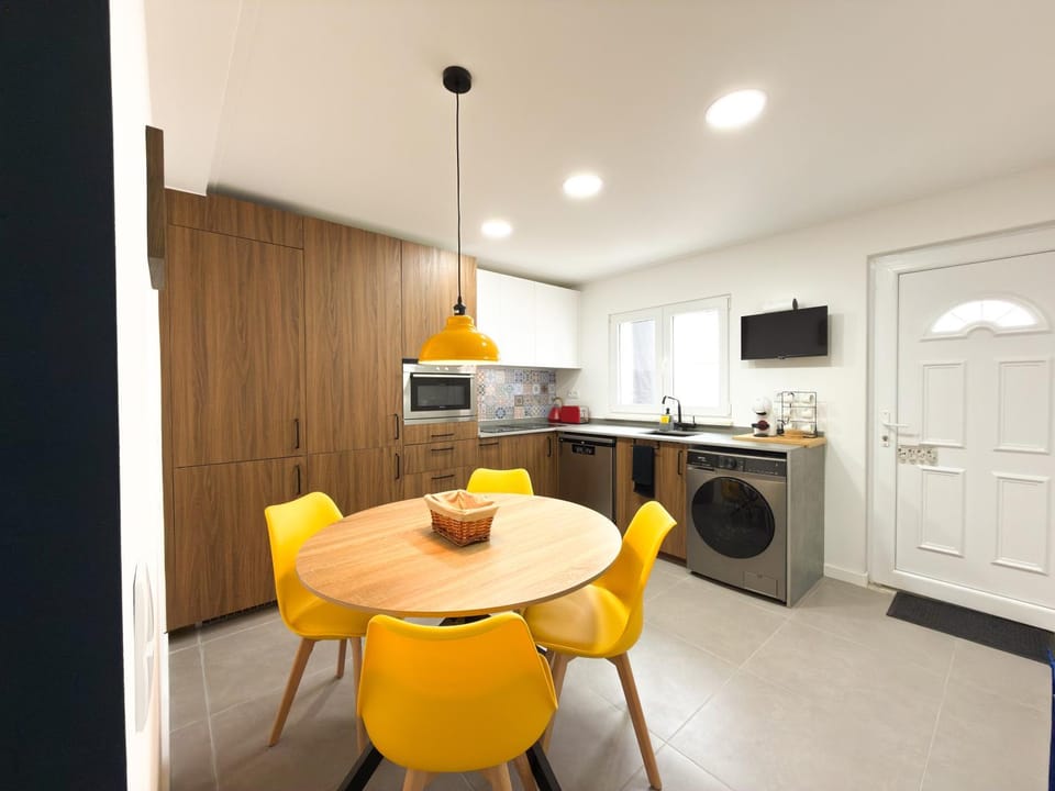 Seating area, Dining area, dishwasher, washing machine