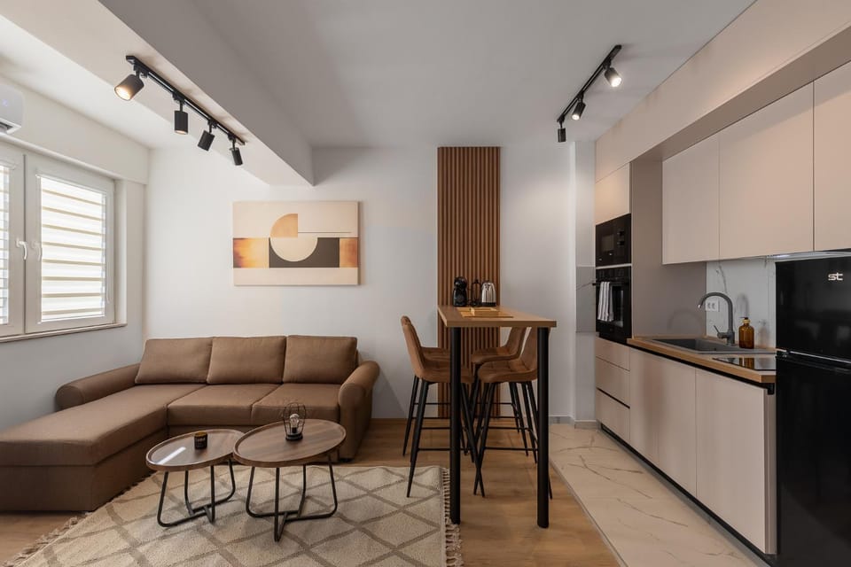 Kitchen or kitchenette, Living room, Seating area, Dining area