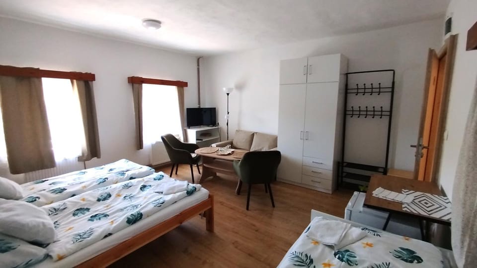 Bed, TV and multimedia, Photo of the whole room, Seating area