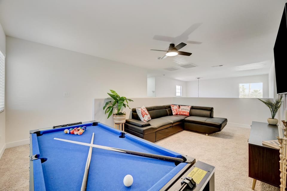 Communal lounge/ TV room, Billiard, Game Room, TV and multimedia, Living room, Seating area, Evening entertainment