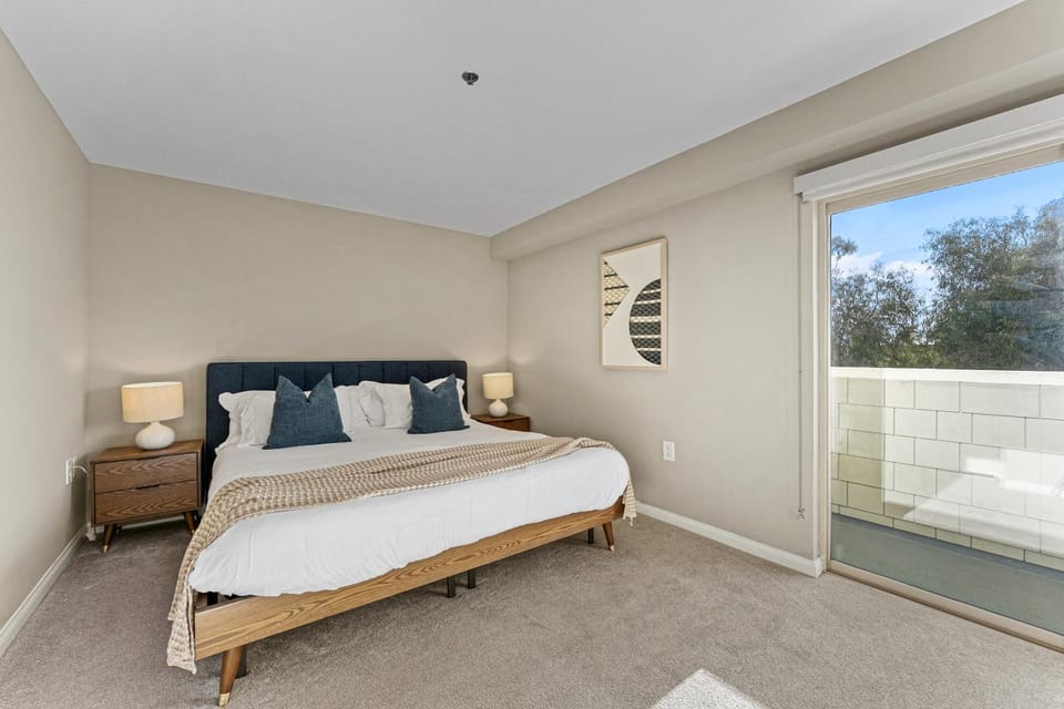 Bed, View (from property/room), Bedroom, Sea view