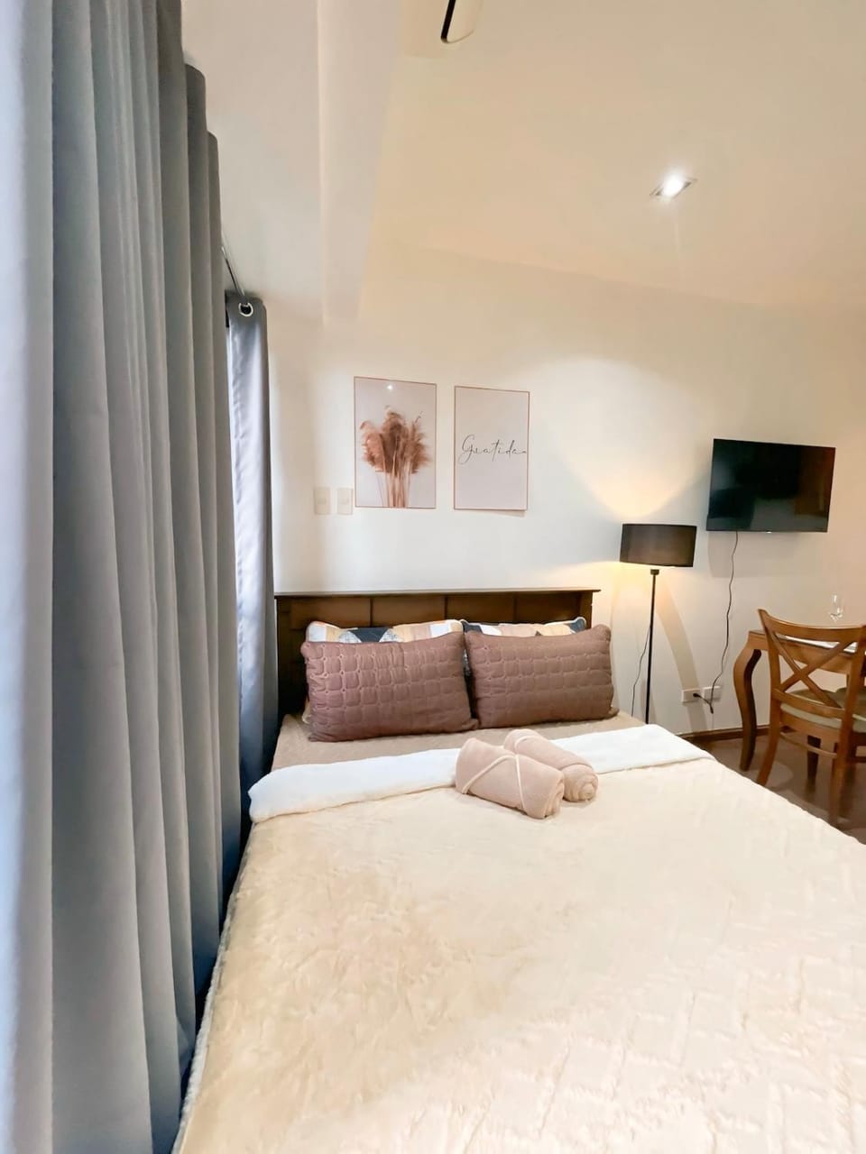 Bed, TV and multimedia, Bedroom