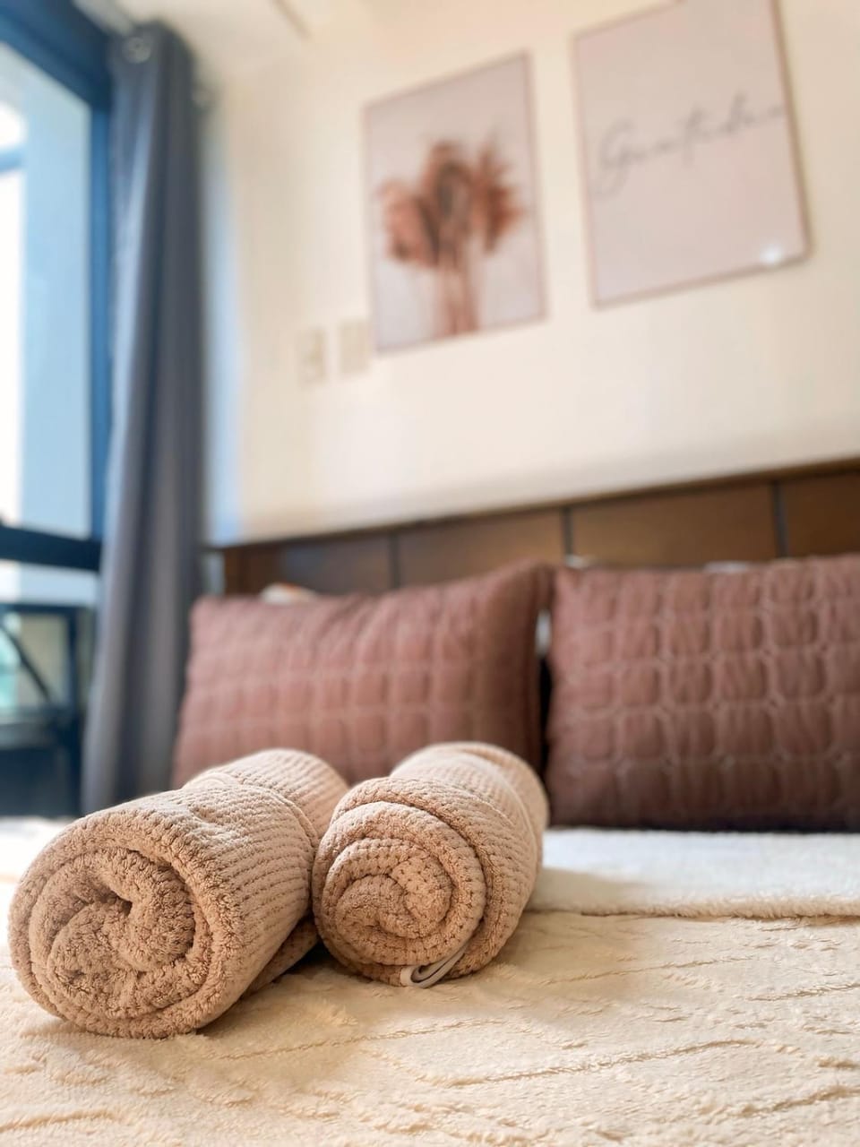 Bed, Bedroom, towels