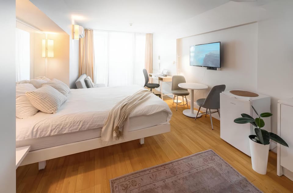 Communal lounge/ TV room, Bed, TV and multimedia, Living room, Photo of the whole room, Seating area, Evening entertainment, Bedroom, hair dresser