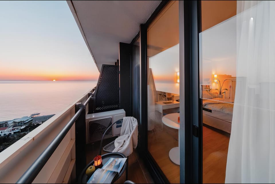 Toilet, Bed, Natural landscape, Bathroom, Living room, Photo of the whole room, Seating area, Bedroom, Sea view, Sunrise, Sunset