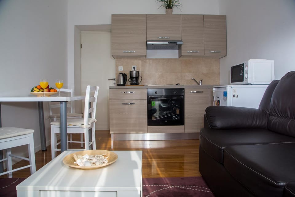 Coffee/tea facilities, Kitchen or kitchenette, Living room, Seating area, Dining area