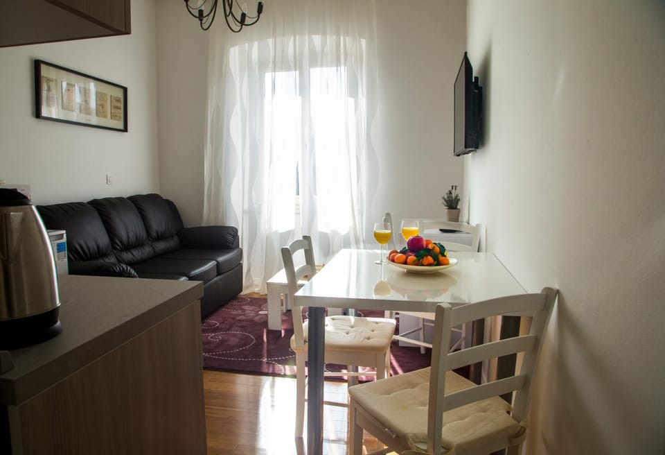 TV and multimedia, Kitchen or kitchenette, Living room, Seating area, Dining area