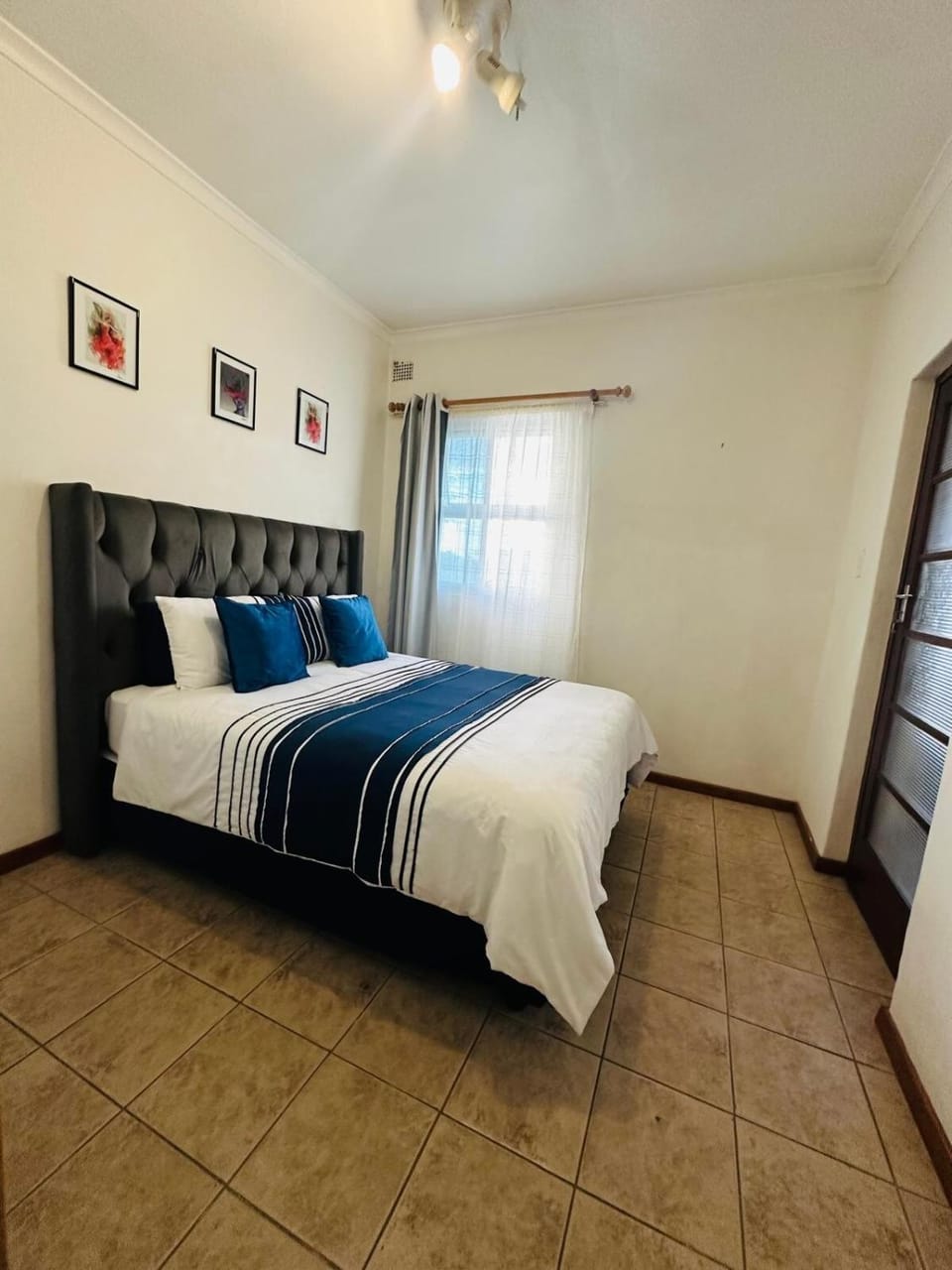 Gorgeous beachfront hideout Strand beachfront Apartment in Cape Town