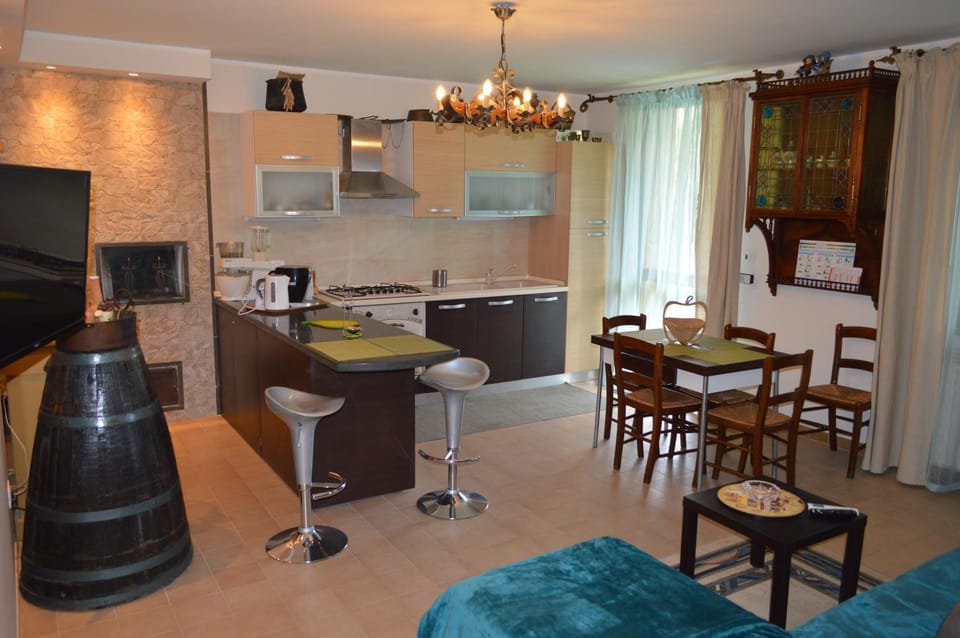 Kitchen or kitchenette, Living room