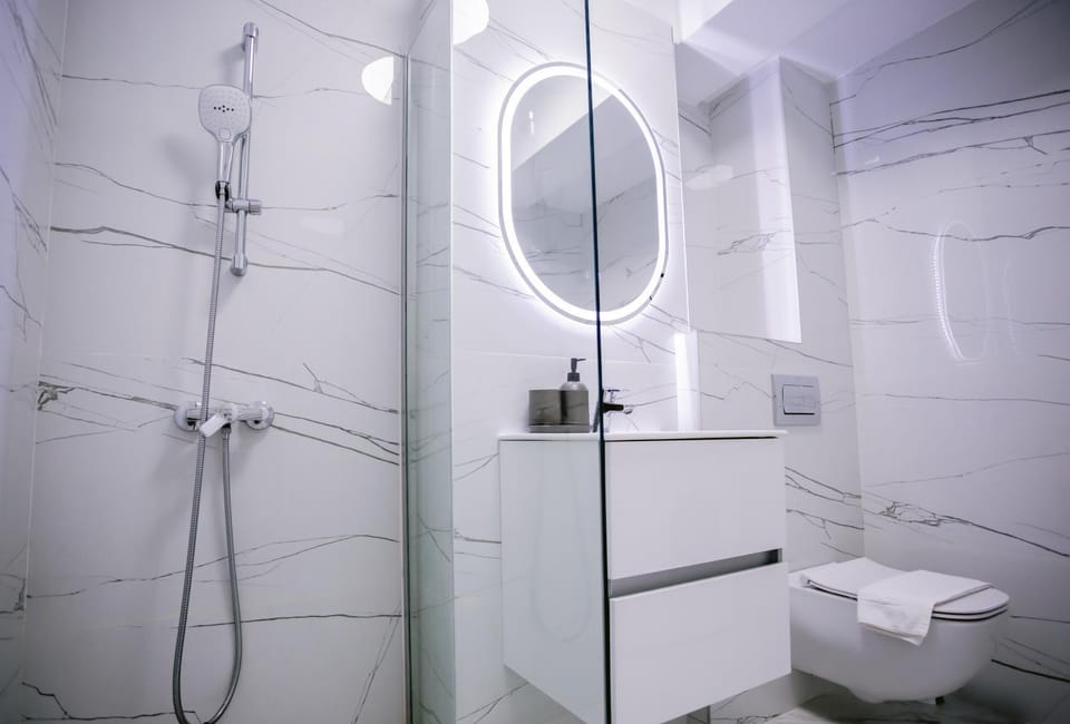 Shower, Toilet, Bathroom, towels