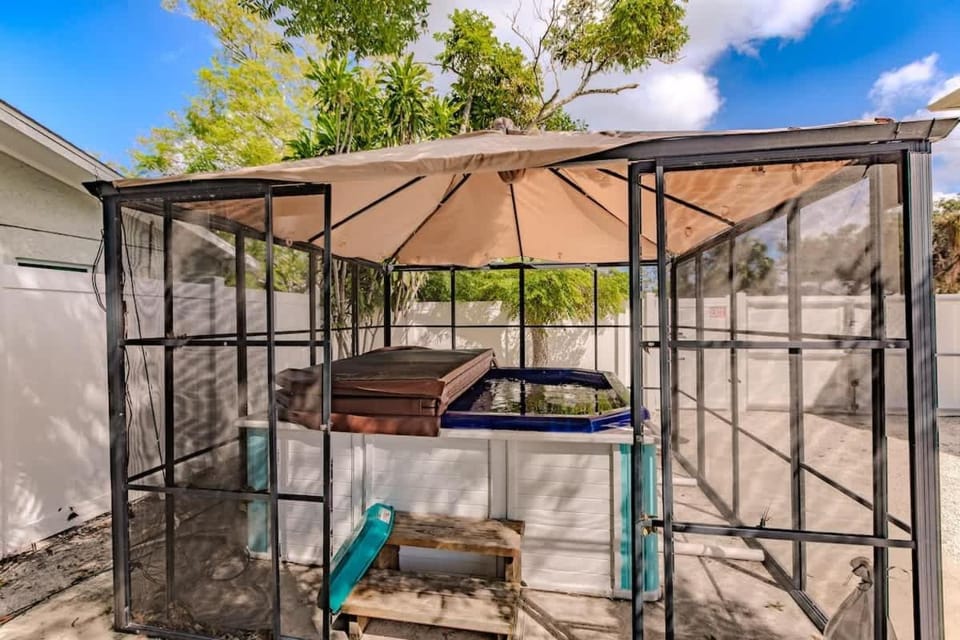 Tiny House Paradise - Pool Spa Slide Beaches House in Bradenton