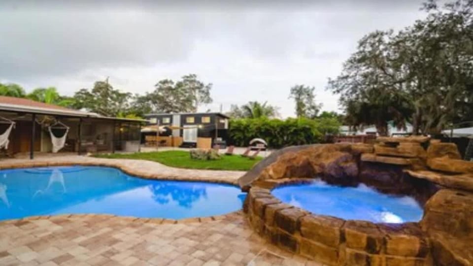 Tiny House Paradise - Pool Spa Slide Beaches House in Bradenton