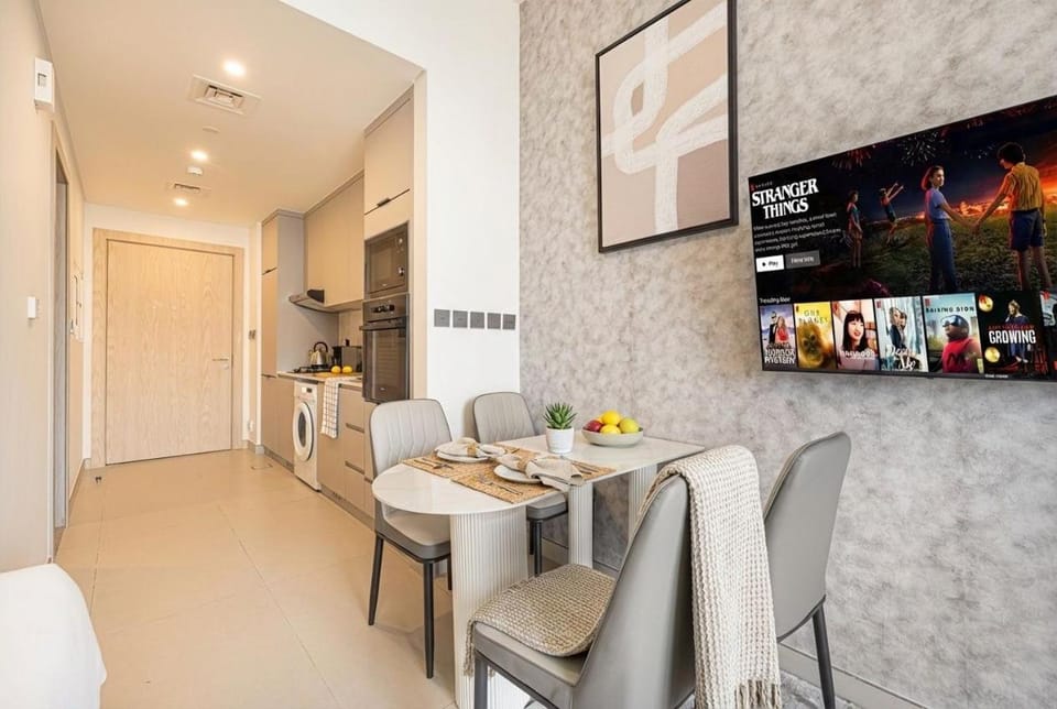 Hadley Heights! Pool & Gym Access! 2 Double Bed, Balcony with a Great View! Apartment in Dubai