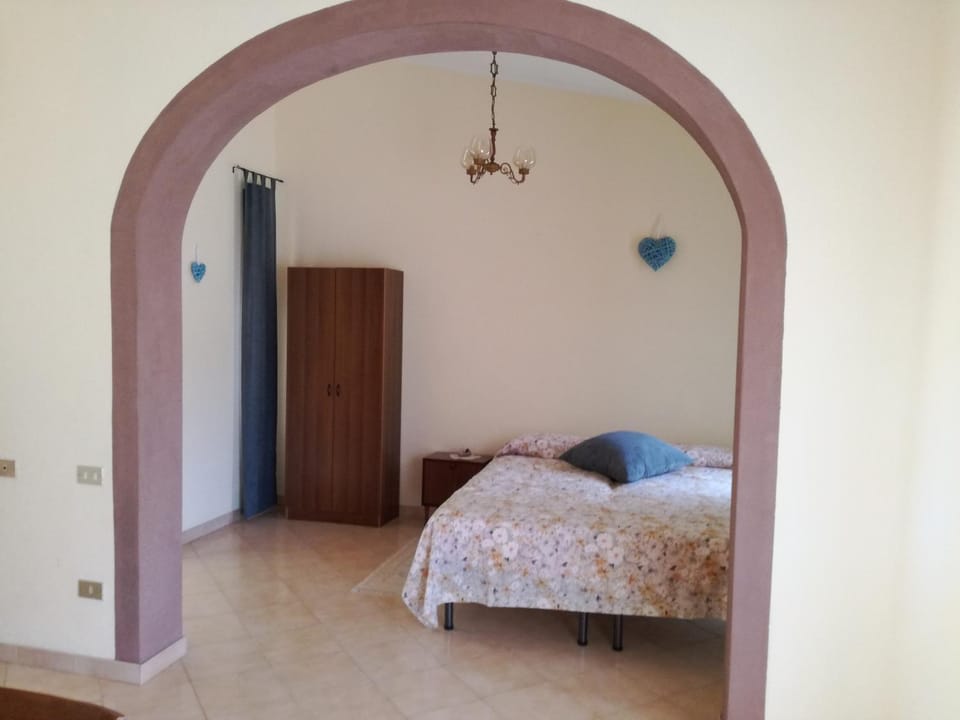 Photo of the whole room, Bedroom, wardrobe