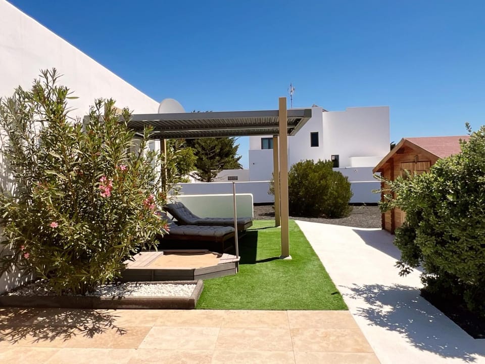 Property building, Off site, Day, Garden, Balcony/Terrace, Garden view