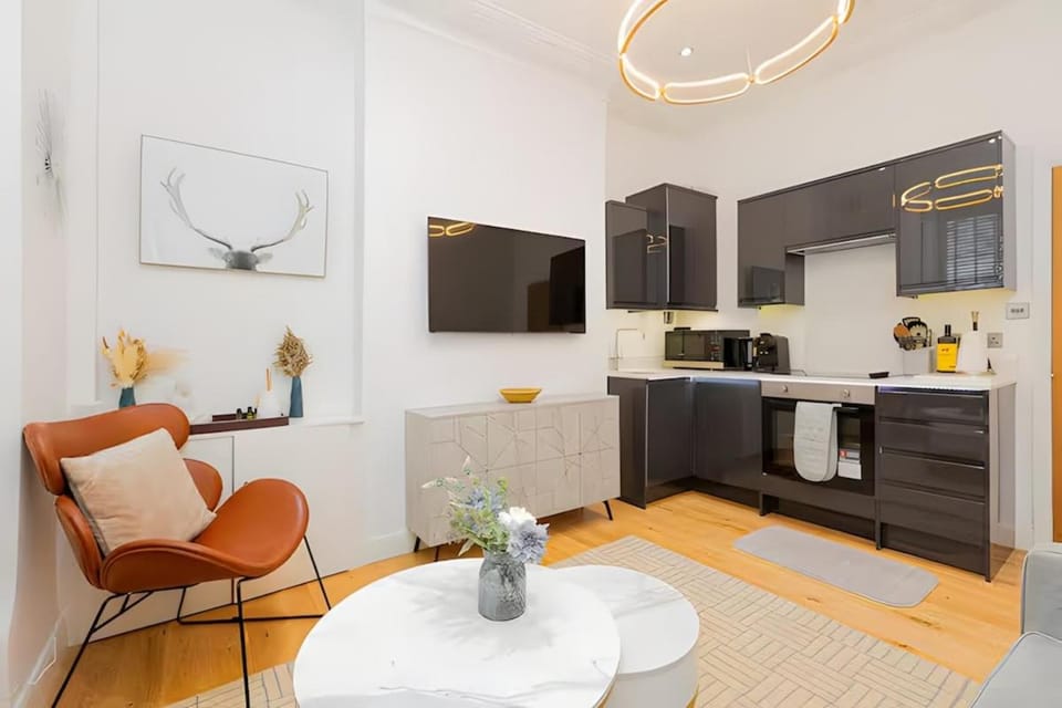 Seating area, Evening entertainment, oven, stove, kitchen