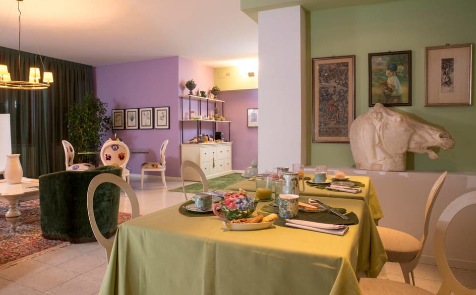 Restaurant/places to eat, Communal lounge/ TV room