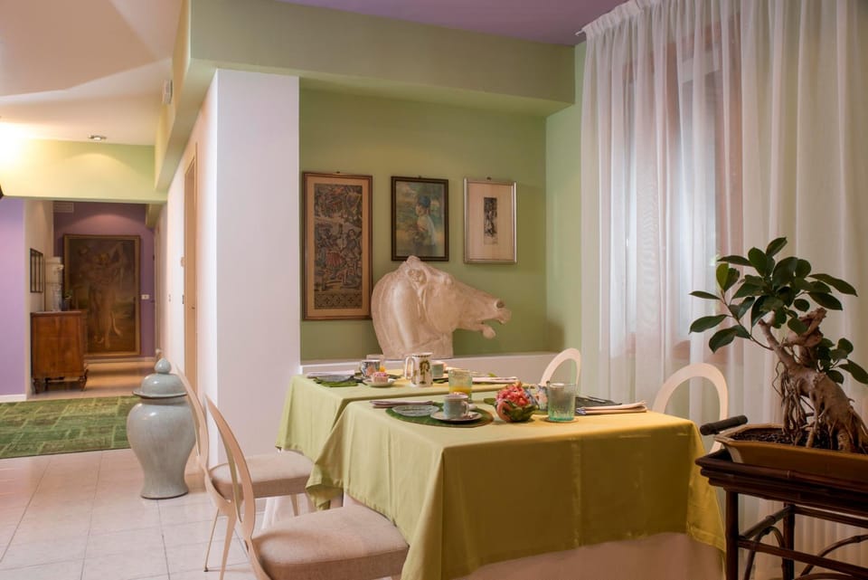 Restaurant/places to eat, Communal lounge/ TV room