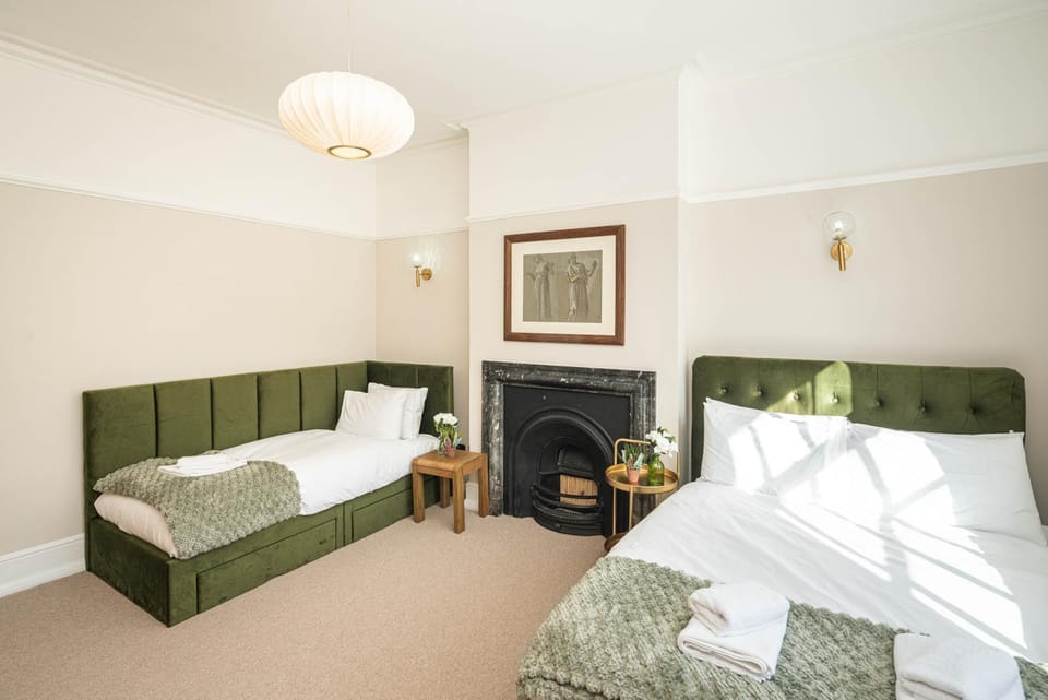 Bed, Photo of the whole room, Bedroom, towels
