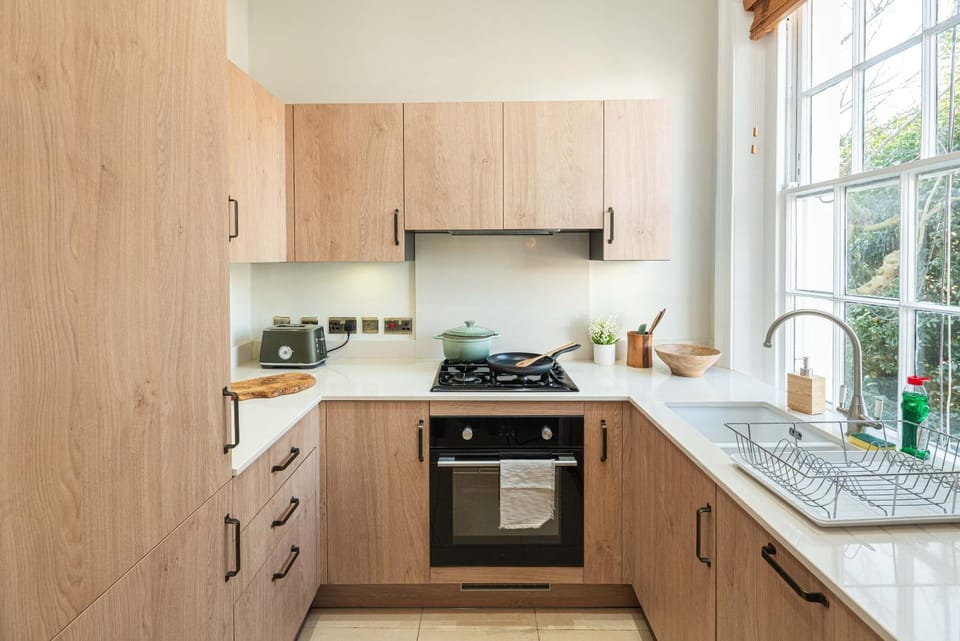 Coffee/tea facilities, Kitchen or kitchenette, dishwasher, oven, stove, toaster