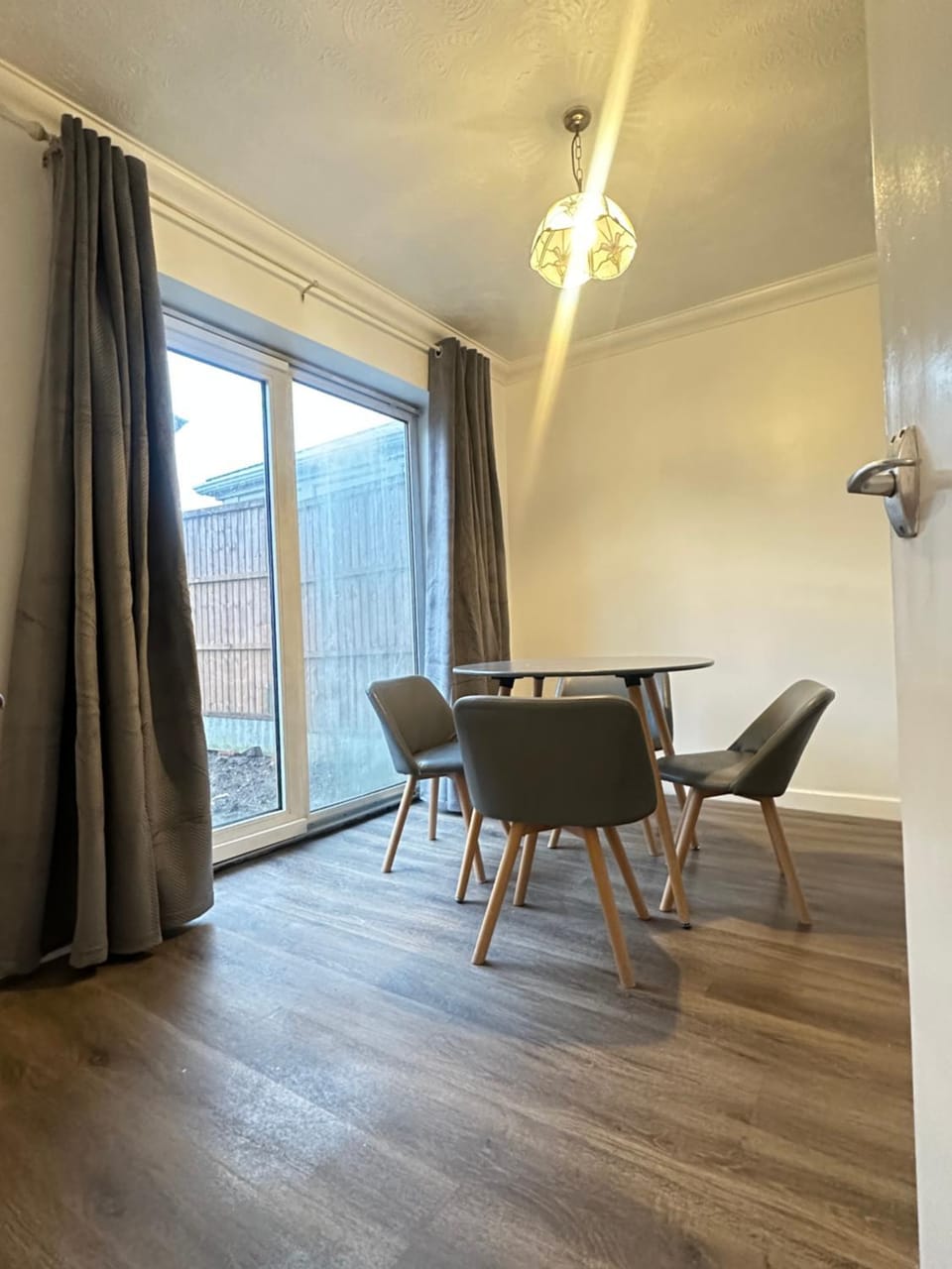 Camberly Spacious 3BR House for 5 super Fast WiFi Free Parking Ideal for Families & Contractors House in Camberley