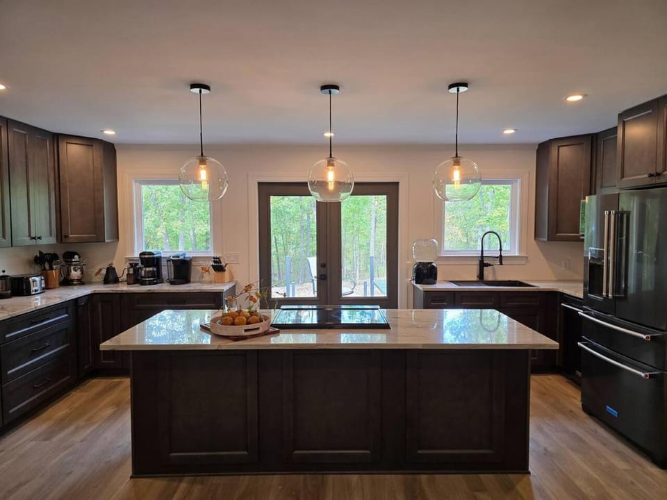 Kitchen or kitchenette, Dining area, dishwasher, oven, pet friendly, stove, toaster