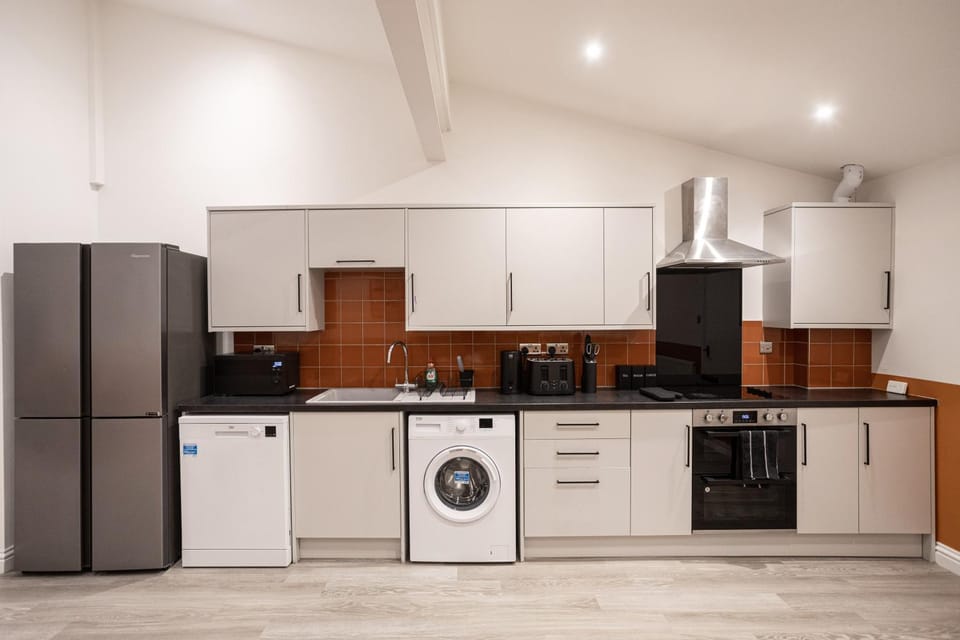 Coffee/tea facilities, Kitchen or kitchenette, dishwasher, oven, stove, toaster