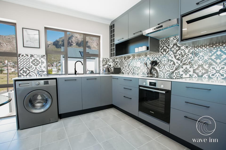 Wave Inn Guesthouse Bed and Breakfast in Cape Town