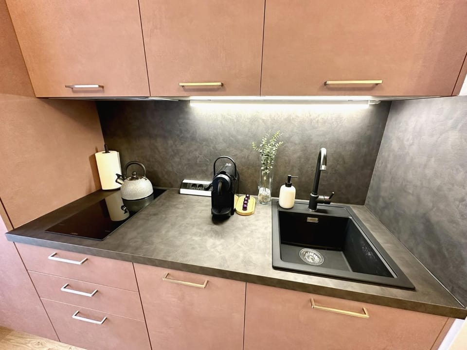 Coffee/tea facilities, Kitchen or kitchenette, stove