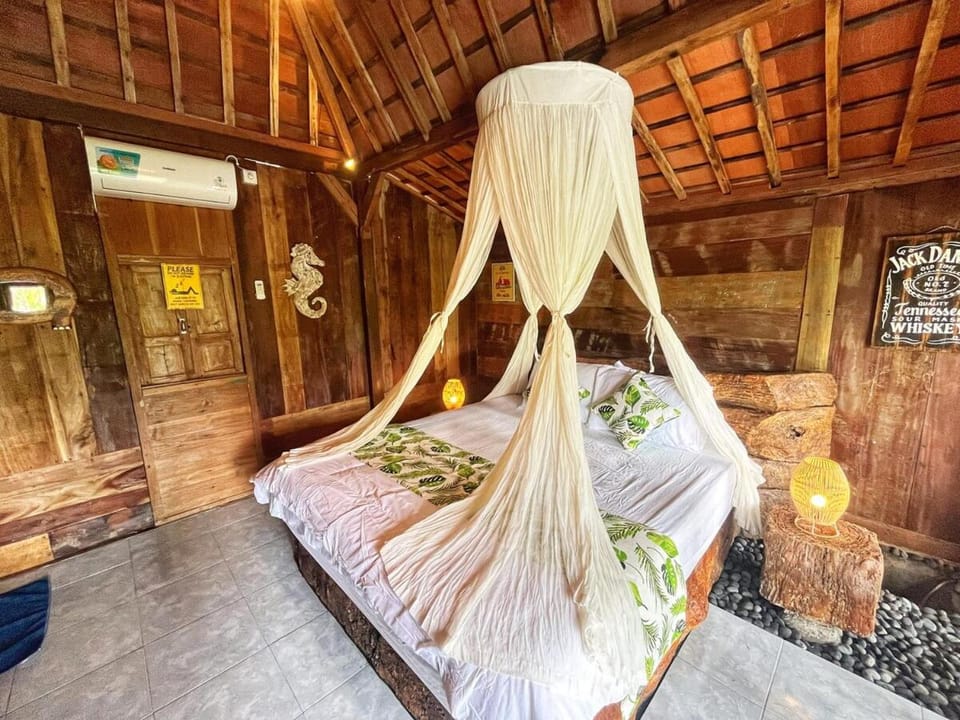 Unique wooden house with a view jungle 1BR private Villa in Tampaksiring