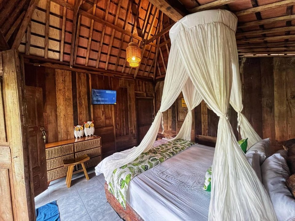 Unique wooden house with a view jungle 1BR private Villa in Tampaksiring