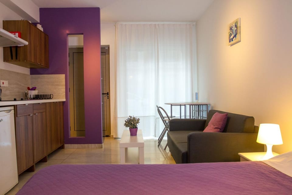 Bed, Kitchen or kitchenette, Living room